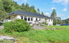 Nice Apartment In Øyslebø With House Sea View
